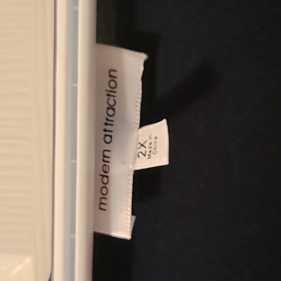 MODERN ATTRACTION WOMENS PLUS SIZE SLEEVELESS BLUE FLORAL V-NECK TOP SIZE 2X - Picture 5 of 15